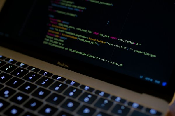 Comment optimiser les performances des bases de données NoSQL pour les applications en temps réel?