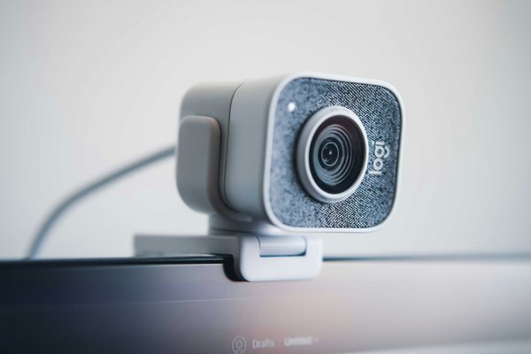 Quels sont les critères pour choisir une bonne webcam pour les streams en direct?